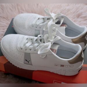 🔵  Women's Puma Metallic Sneakers. Sz 7.5